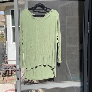 Emma’s Closet Women's Green V-Neck Hi-Lo Top
